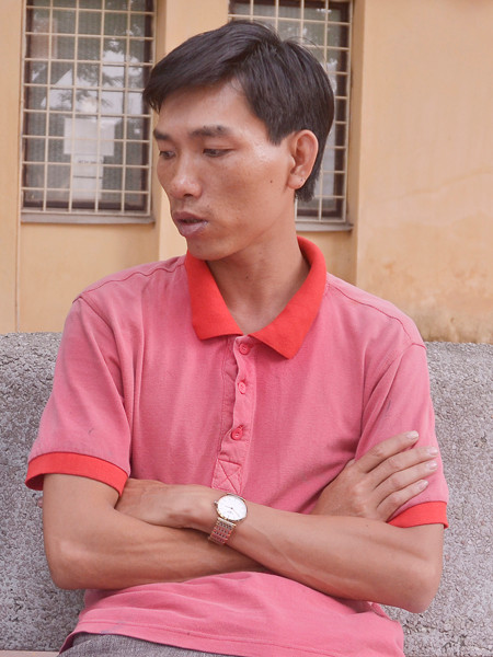 Anh Bùi Xuân Văn - bố ruột của cháu Bùi Hoàng Hải trao đổi với phóng viên