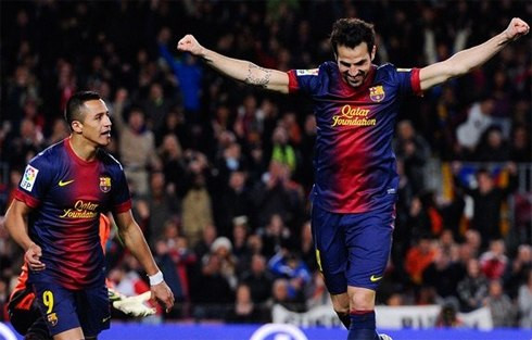 Alexis và Fabregas như được cởi trói, chơi thăng hoa khi Messi vắng mặt. Alexis và Fabregas như được cởi trói, chơi thăng hoa khi Messi vắng mặt