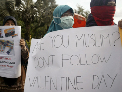 Nhân Lễ Valentine 14/2, các quan chức Indonesia và giáo sĩ Hồi giáo kêu gọi thanh niên bỏ qua ngày này, vì trong dịp này nhiều người “ăn cơm trước kẻng” (Dòng chữ trong ảnh: Bạn theo đạo Hồi? Đừng theo ngày lễ Tình nhân!). ẢNH: Getty Images. Nhân Lễ Valentine 14/2, các quan chức Indonesia và giáo sĩ Hồi giáo kêu gọi thanh niên bỏ qua ngày này, vì trong dịp này nhiều người “ăn cơm trước kẻng” (Dòng chữ trong ảnh: Bạn theo đạo Hồi? Đừng theo ngày lễ Tình nhân!) ẢNH: GETTY IMAGES
