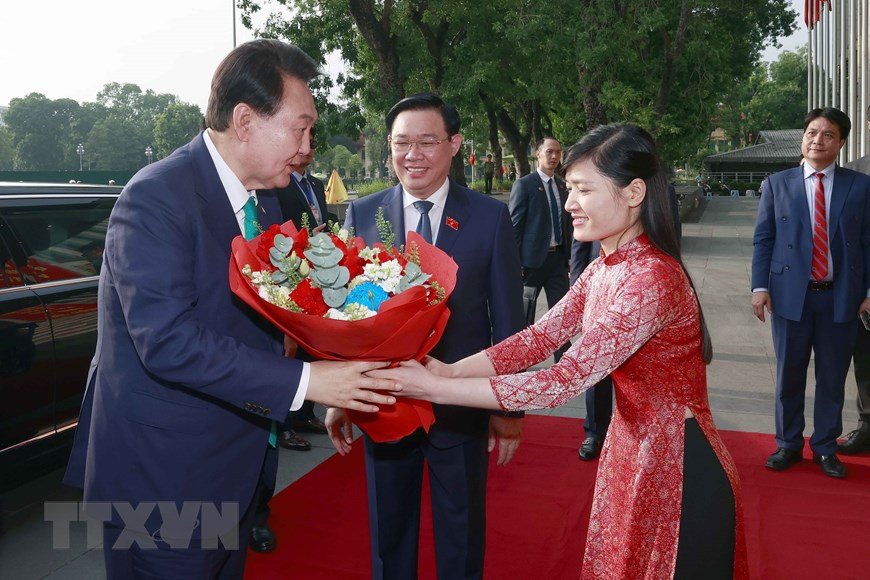 Chủ tịch Quốc hội Vương Đình Huệ đón Tổng thống Hàn Quốc Yoon Suk Yeol. (Ảnh: Doãn Tấn/TTXVN) Chủ tịch Quốc hội Vương Đình Huệ đón Tổng thống Hàn Quốc Yoon Suk Yeol. (Ảnh: Doãn Tấn/TTXVN)