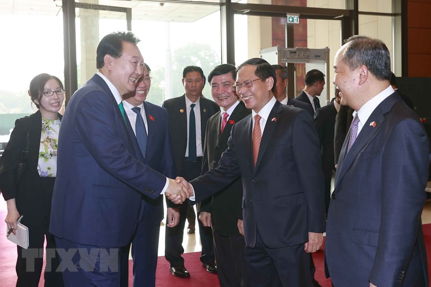 Chủ tịch Quốc hội Vương Đình Huệ giới thiệu với Tổng thống Hàn Quốc Yoon Suk Yeol về đoàn đại biểu Việt Nam. (Ảnh: Doãn Tấn/TTXVN) Chủ tịch Quốc hội Vương Đình Huệ giới thiệu với Tổng thống Hàn Quốc Yoon Suk Yeol về đoàn đại biểu Việt Nam. (Ảnh: Doãn Tấn/TTXVN)