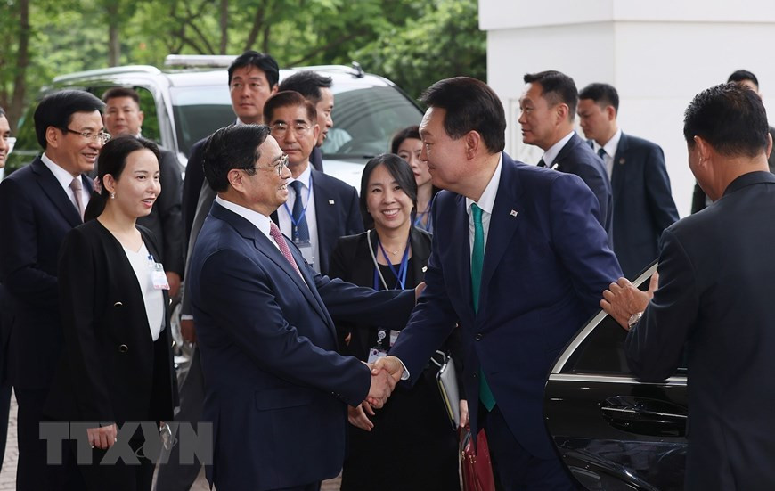 Thủ tướng Phạm Minh Chính đón Tổng thống Hàn Quốc Yoon Suk Yeol. (Ảnh: Dương Giang/TTXVN) Thủ tướng Phạm Minh Chính đón Tổng thống Hàn Quốc Yoon Suk Yeol. (Ảnh: Dương Giang/TTXVN)