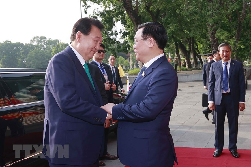 Chủ tịch Quốc hội Vương Đình Huệ đón Tổng thống Hàn Quốc Yoon Suk Yeol. (Ảnh: Doãn Tấn/TTXVN) Chủ tịch Quốc hội Vương Đình Huệ đón Tổng thống Hàn Quốc Yoon Suk Yeol. (Ảnh: Doãn Tấn/TTXVN)