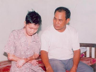 Anh Xuyên luôn ân cần bên vợ! Anh Xuyên luôn ân cần bên vợ!