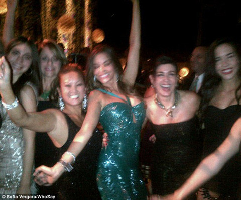 Nữ diễn viên uống khá nhiều rượu và thoải mái nhảy nhót cùng bạn bè