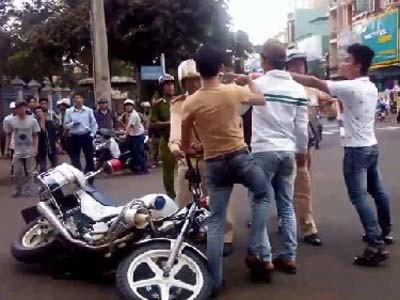 Nam thanh niên áo trắng ngay lập tức lao lại to tiếng. Nam thanh niên áo trắng ngay lập tức lao lại to tiếng