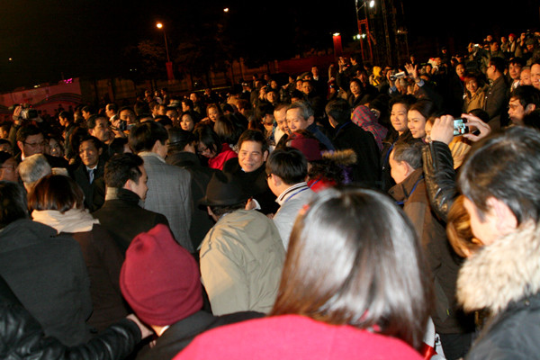 Hàng trăm kiều bào vây kín Chủ tịch nước