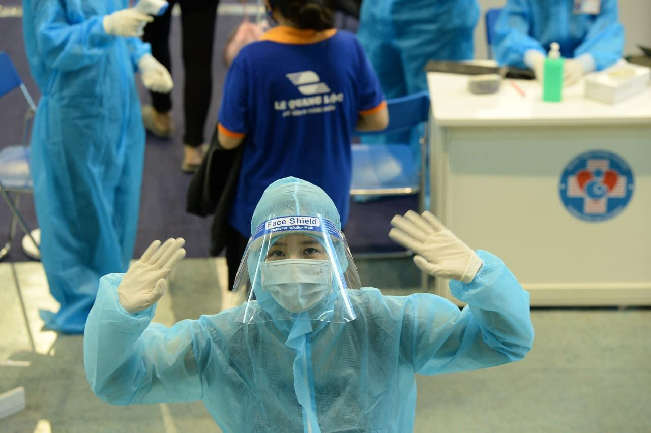 Ngày hôm qua, Hoa hậu Mai Phương Thuý cũng tham gia đội ngũ tình nguyện viên cùng với Á hậu Hoàng My. Nàng Hậu chăm chỉ điều phối người đến từng khu vực ghế cũng như thông tin về việc tiêm phòng, cô cũng giúp họ ổn định nhanh chóng.