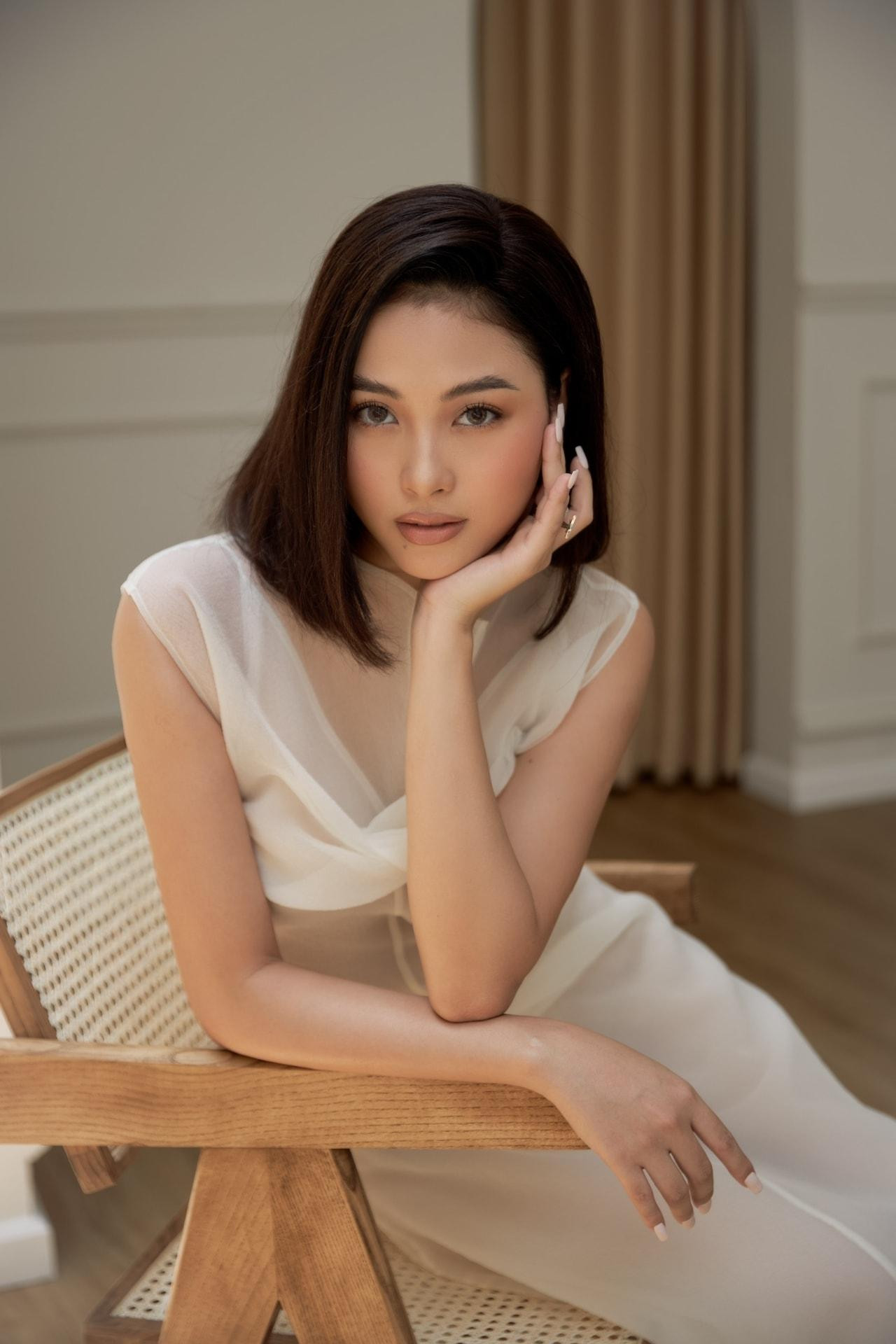 Người đẹp Biển HHVN 2016 Đào Thị Hà đẹp thanh lịch, quyến rũ trong thiết kế màu trắng tinh khiết.