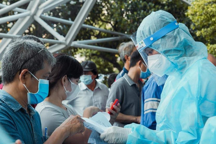 Á hậu Mâu Thuỷ mặc đồ bảo hộ tham gia đội ngũ tình nguyện viên.