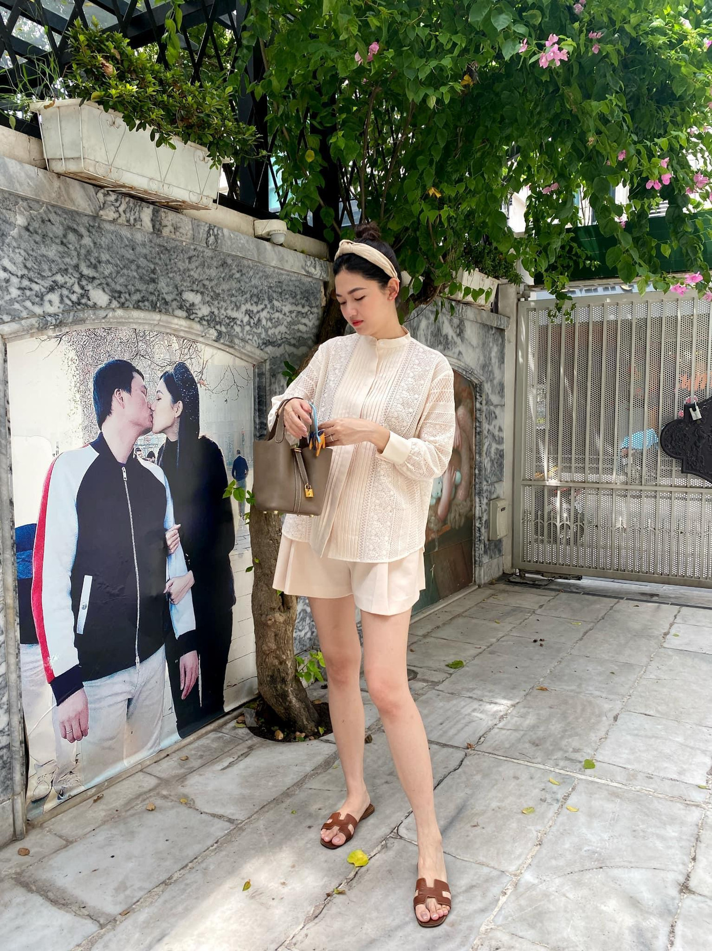 Á hậu Thanh Tú khoe chân dài quyến rũ trong bộ trang phục mang phong cách vintage.