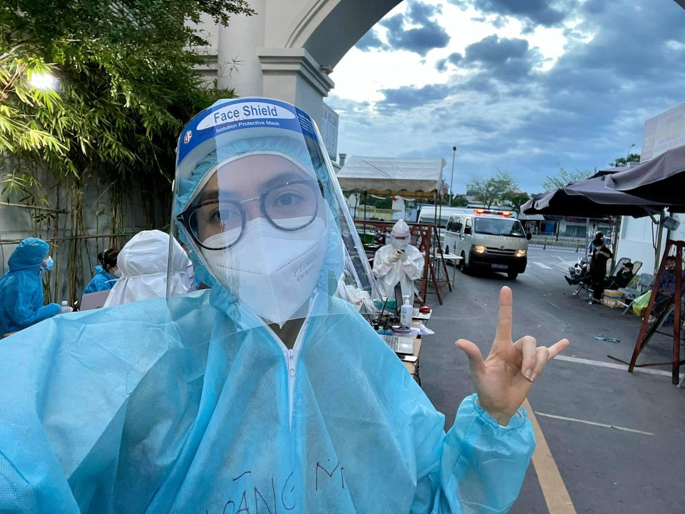 Á hậu Hoàng My làm tình nguyện viên trong khu cách ly. Á hậu Hoàng My làm tình nguyện viên trong khu cách ly.