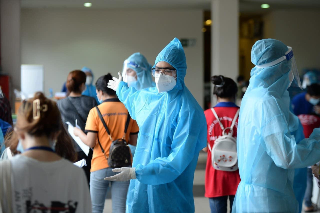 Sau những trải nghiệm trong bộ đồ bảo hộ, Hoàng My cho biết cô đã thấm thía cảm giác nóng bức và ngột ngạt của các bác sĩ khi phải mặc trang phục này trong nhiều giờ đồng hồ liên tục.