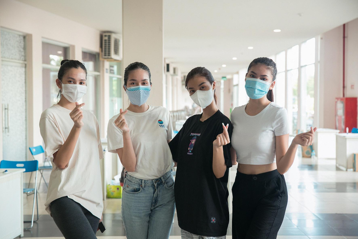 Hoa hậu Tiểu Vy, Á hậu Phương Anh, Ngọc Thảo và Kiều Loan tham gia đội ngũ tình nguyện viên chống dịch COVID-19.