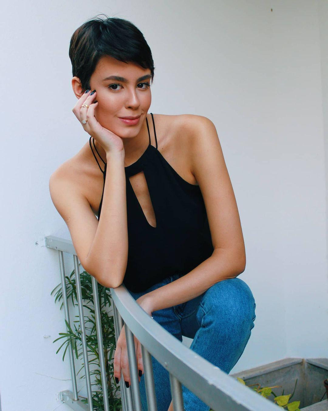 Tân Hoa hậu không phải là một gương mặt mới trong các cuộc thi sắc đẹp vì từng giữ danh hiệu Miss Brasil Global Beauty 2017, Miss Minas Gerais 2017 CNB và cả Á hậu 2 Miss Grand Brazil 2019.