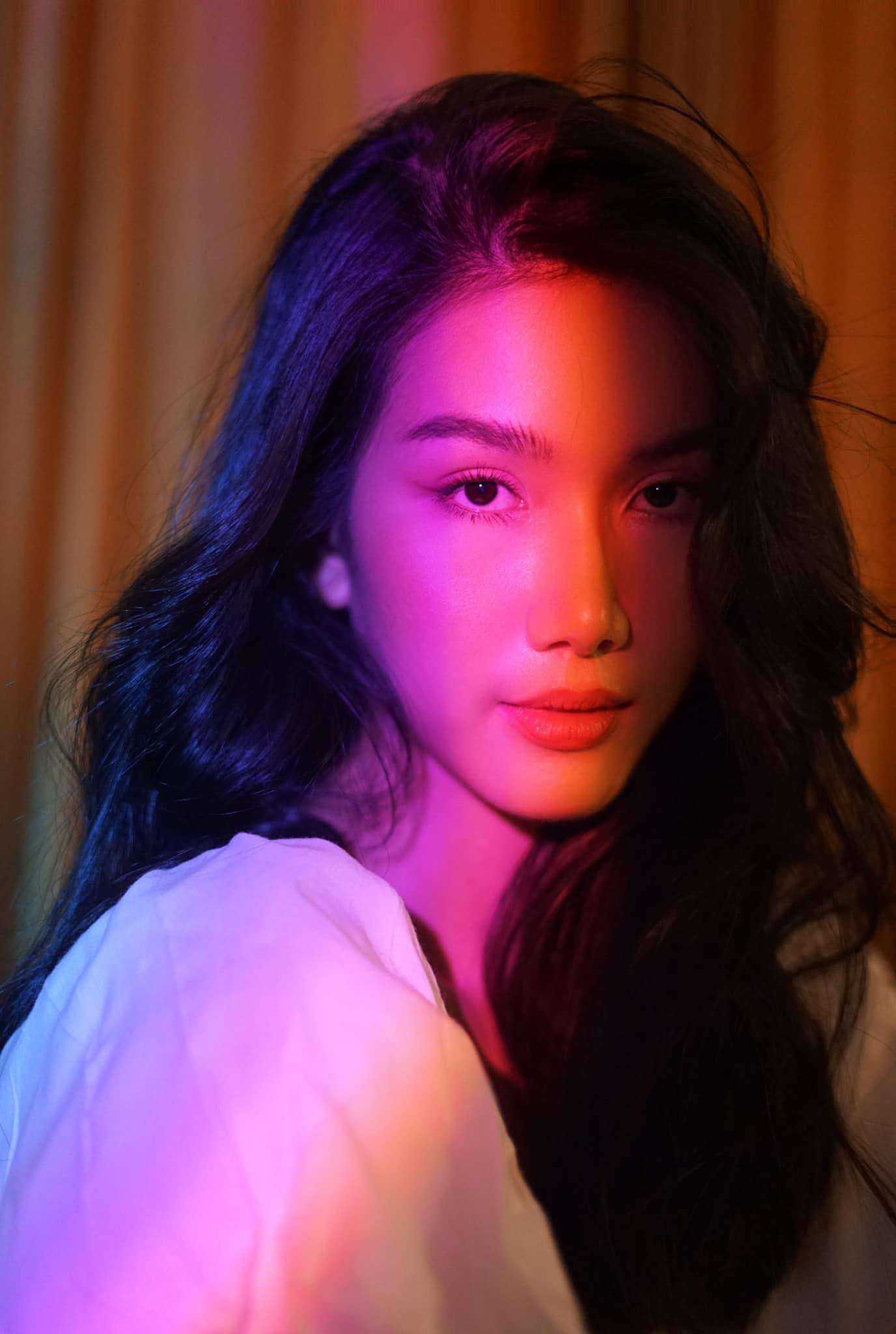 Á hậu Phương Anh xinh đẹp và cuốn hút khi biến căn phòng nhỏ của mình thành studio mùa dịch.