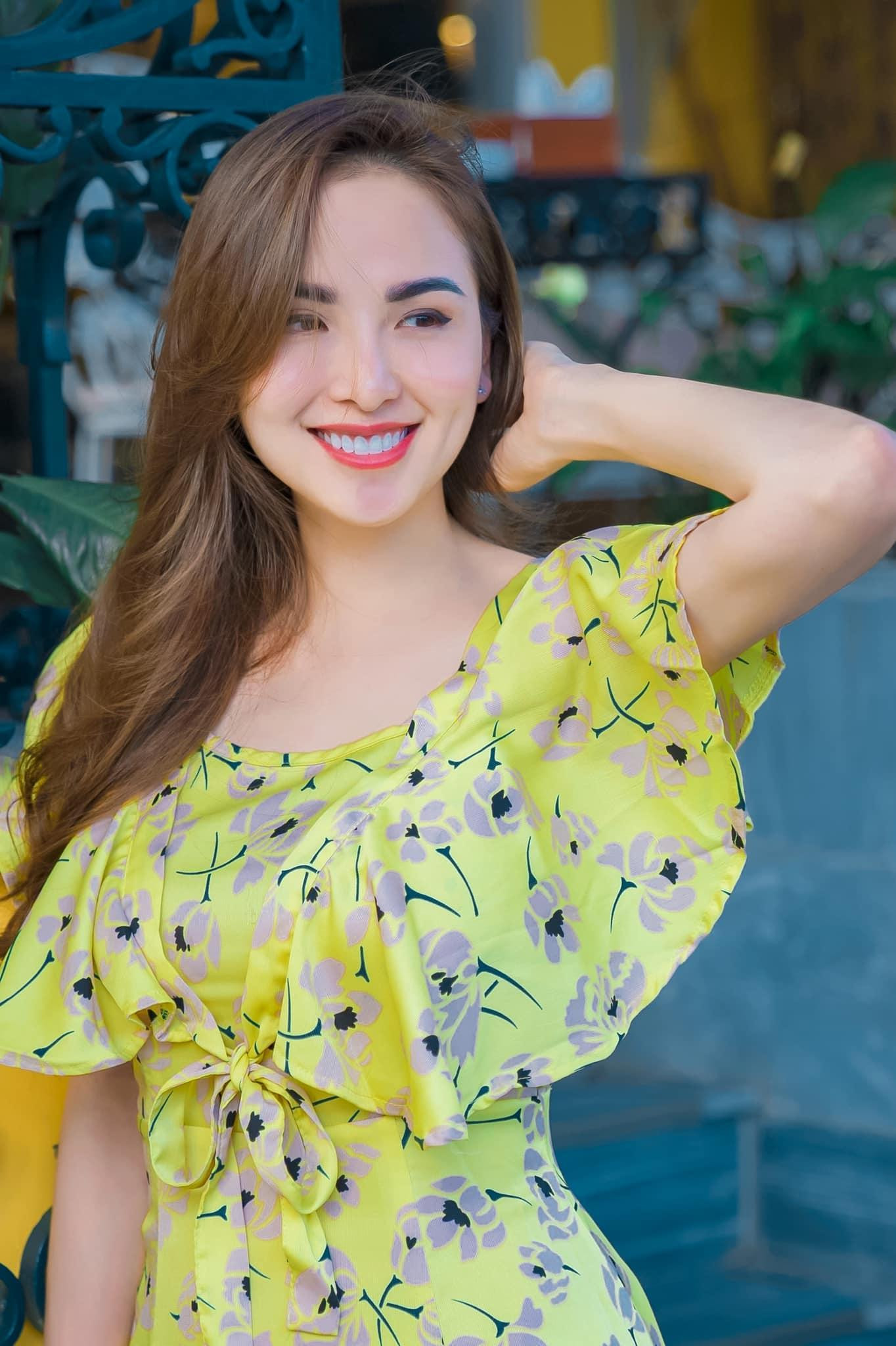 Hoa hậu Diễm Hương xinh đẹp, tươi trẻ trong bộ váy hoa mang hơi thở mùa hè.