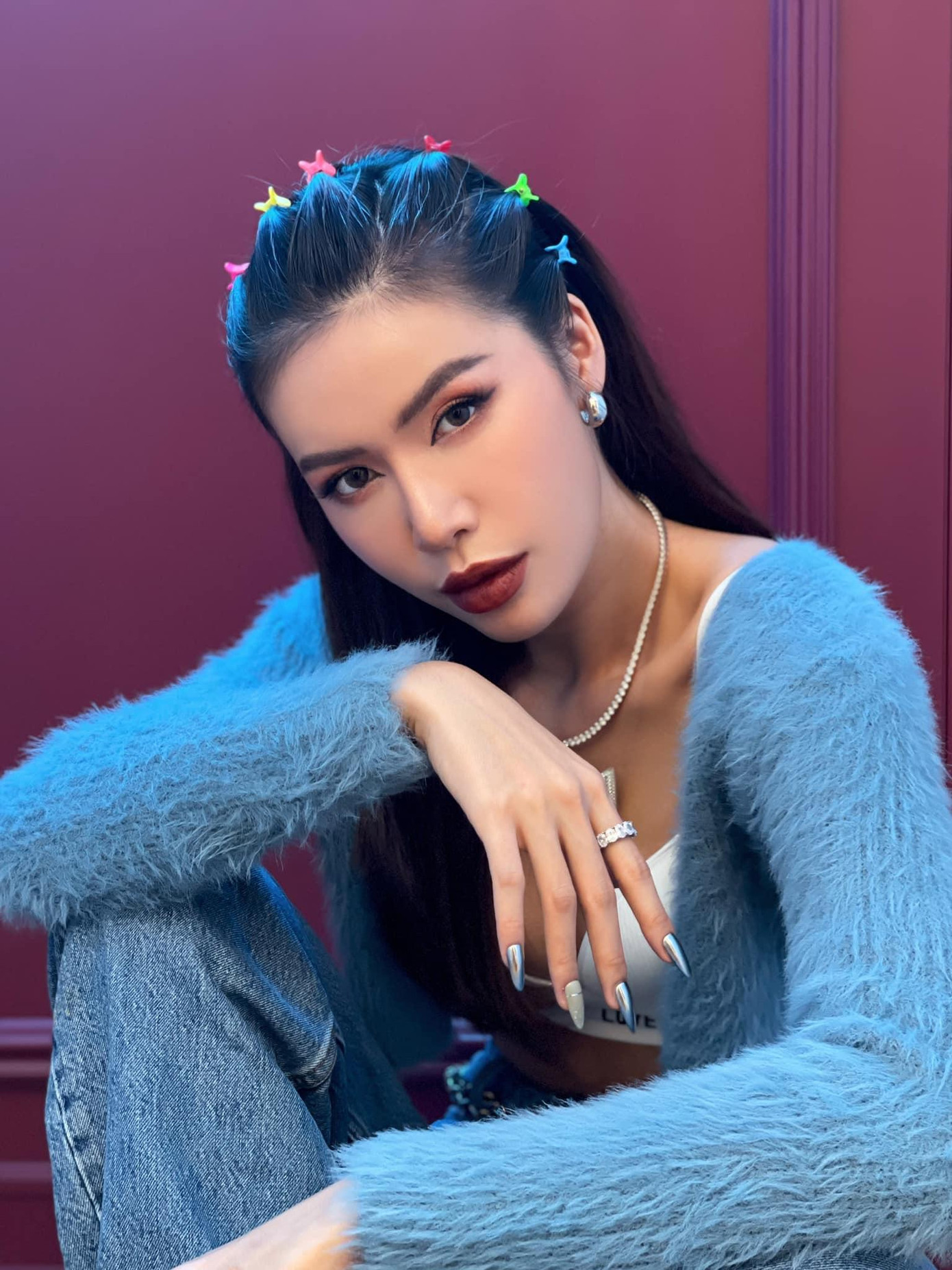 Người đẹp kết hợp áo khoác len màu xanh pastel với quần jeans cá tính, tạo nên một tổng thể vừa sành điệu vừa quyến rũ.