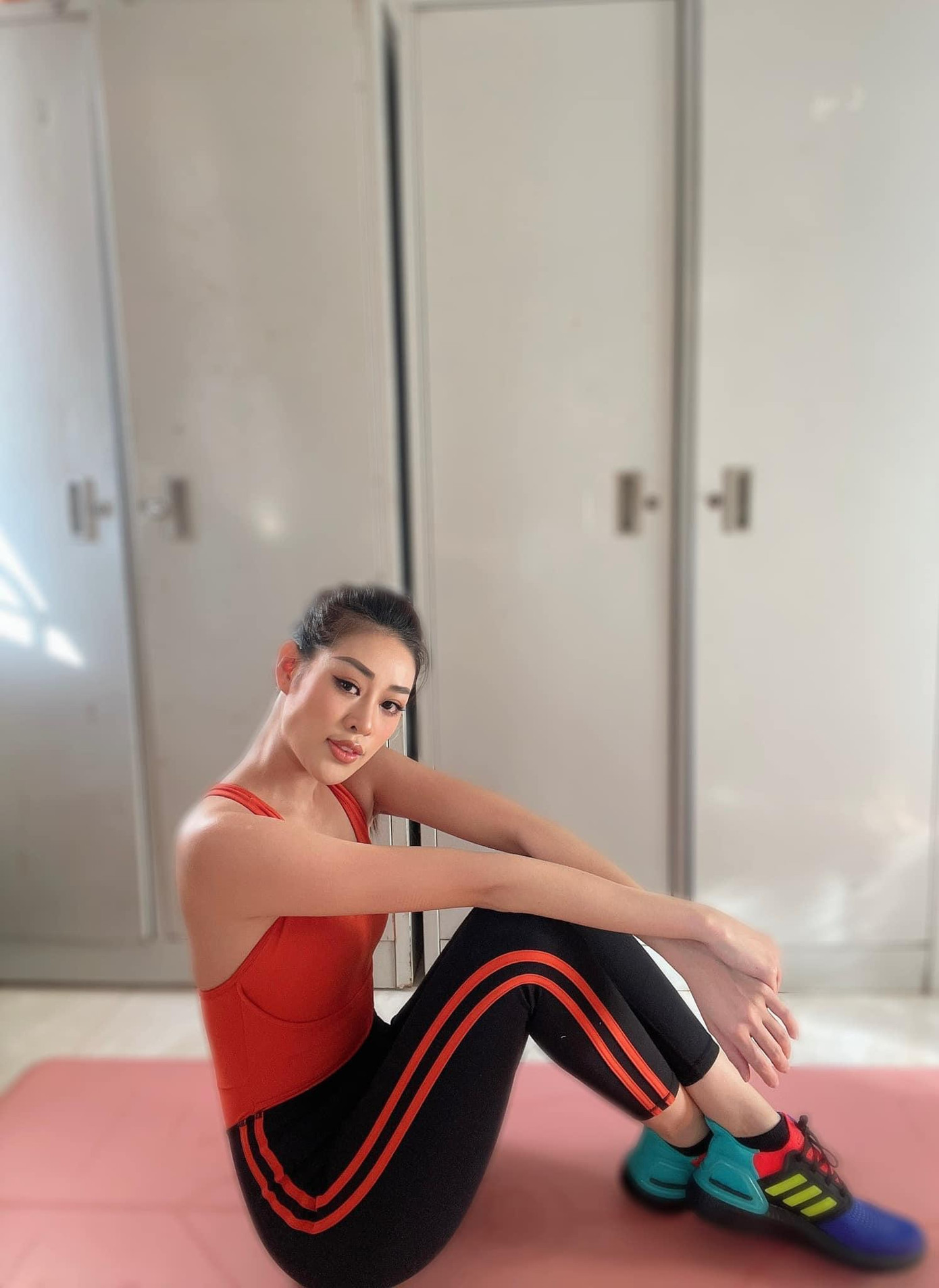 Hoa hậu Khánh Vân chăm chỉ tập thể thao bên trong khu cách ly.