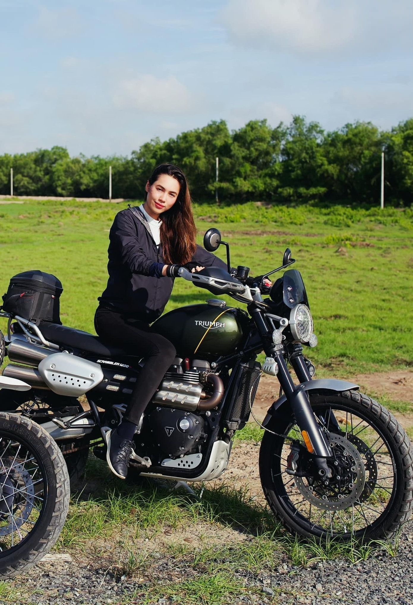 Á hậu Hoàng My cực &apos;ngầu&apos; bên xe phân khối lớn.