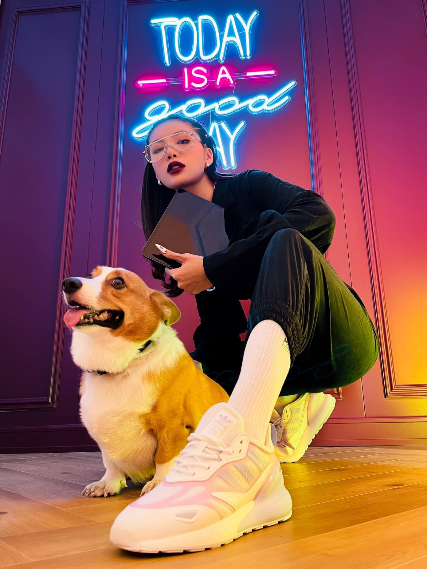 Minh Tú cũng biến căn hộ của mình thành studio trong mùa dịch. Cô còn rủ cả chú cún cưng của mình chụp ảnh cùng.