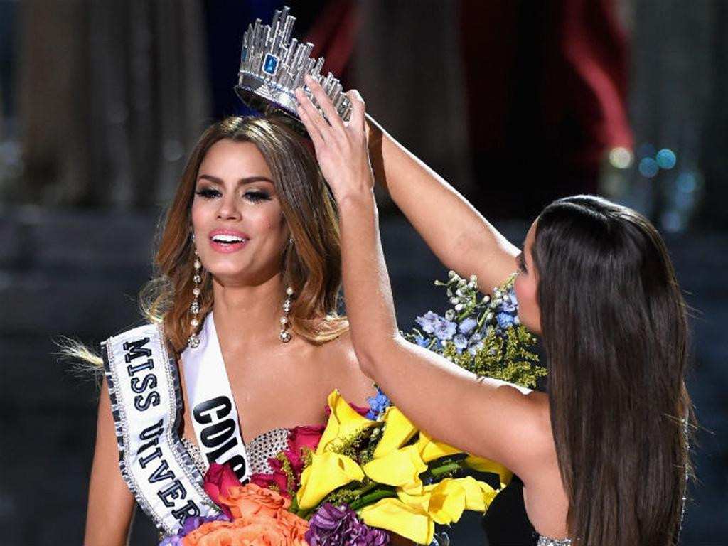 Sau khi trao giải Á hậu 2 cho đại diện của Mỹ - Olivia Jordan, Ariadna Gutiérrez được xướng tên trở thành người chiến thắng Hoa hậu Hoàn vũ 2015. Mọi thủ tục trao vương miện và hoa đều đã xong thì Steve Harvey - MC chính của đêm chung kết nói lời xin lỗi vì công bố nhầm giải thưởng. Theo đó, người đoạt ngôi vị cao nhất chính là Pia Wurtzbach - Hoa hậu Philippines.