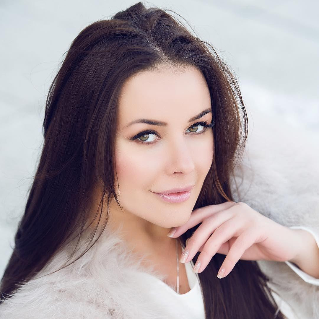 Người đẹp đã phản bác những lời đồn về việc cô mang thai và tuyên bố rằng cô tự nguyện bỏ ngôi hoa hậu vì những lý do cá nhân, phần lớn là do cô muốn hoàn tất bằng học luật của cô.