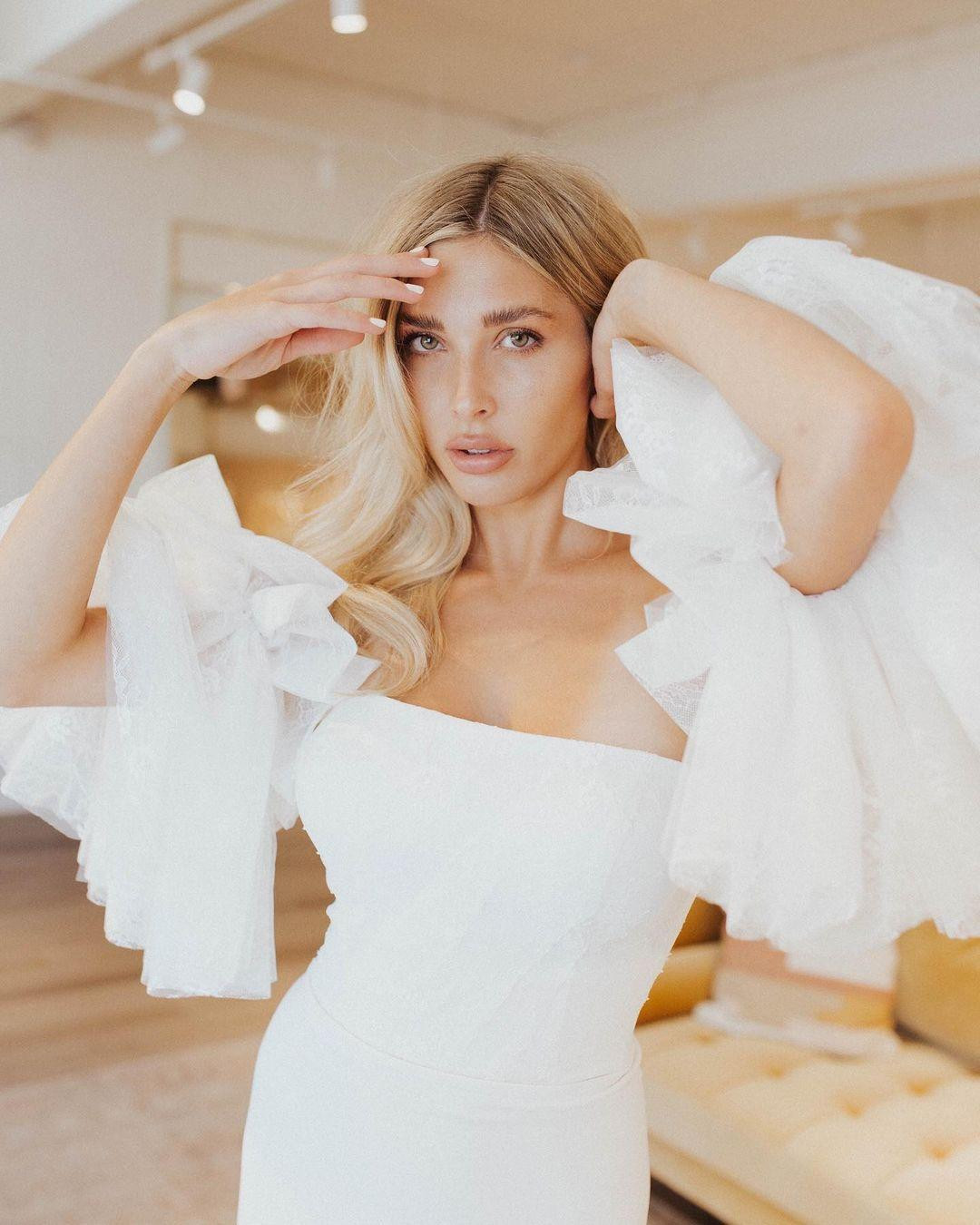 Madison đặc biệt chia sẻ nhiều những hình ảnh khi cô làm mẫu váy cưới. Người đẹp cũng rất phù hợp với tông màu trắng tinh khiết.