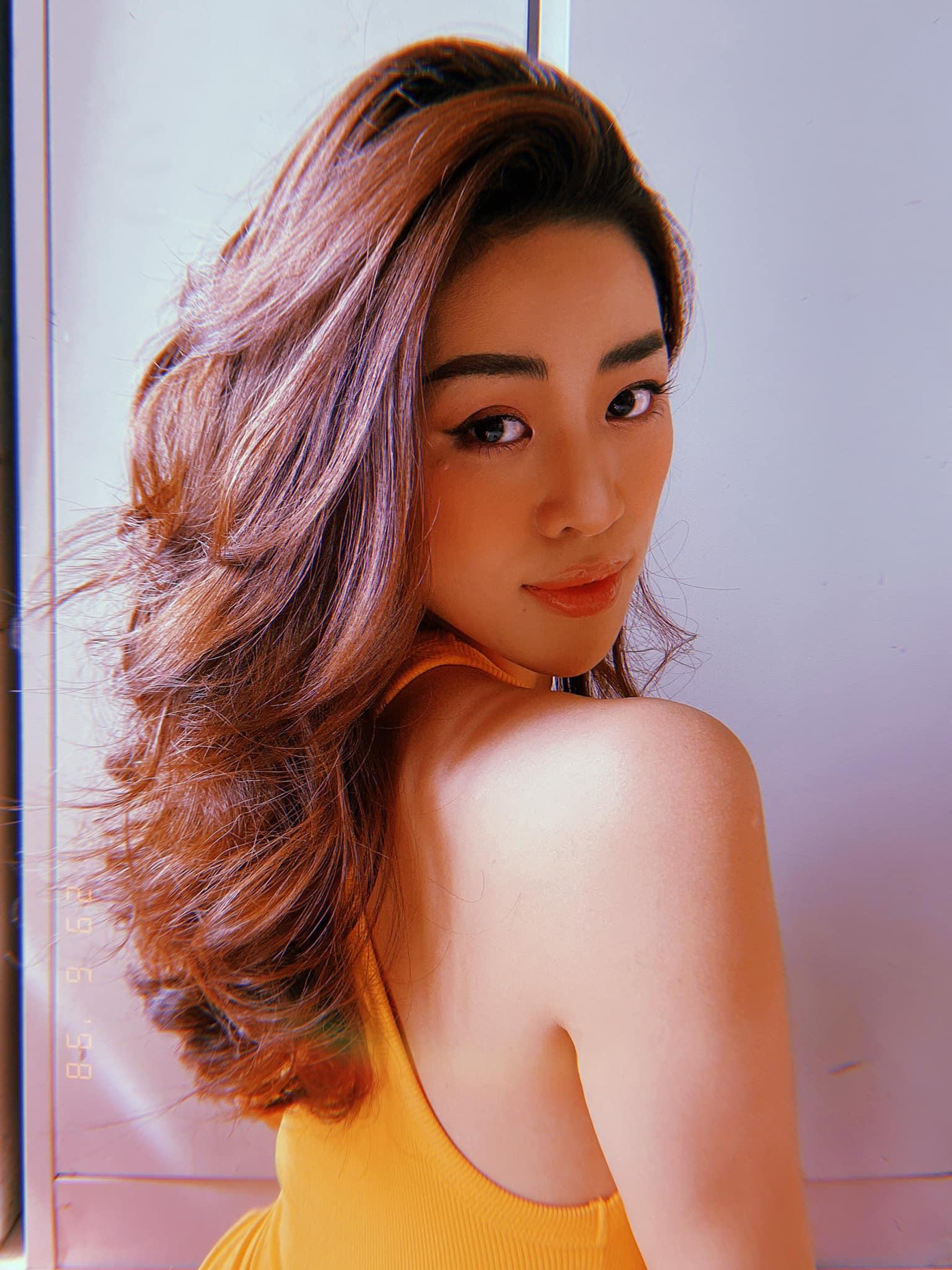 Hoa hậu Khánh Vân khoe vai trần quyến rũ từ trong khu cách ly.