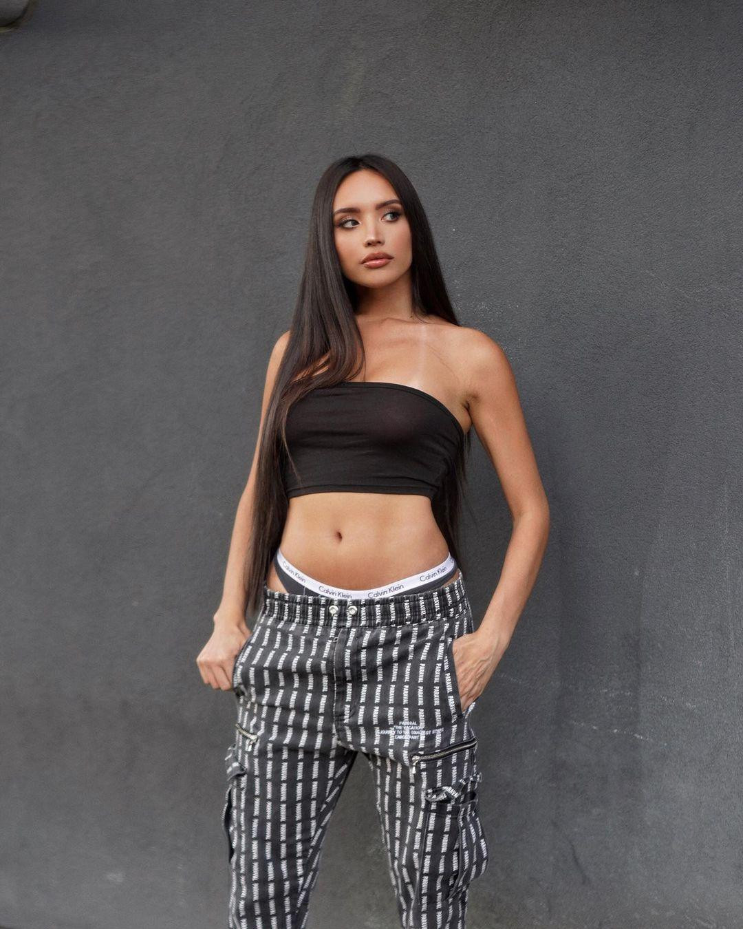 Đời thường cô ăn mặc rất táo bạo, khoe triệt để lợi thế đường cong cơ thể.