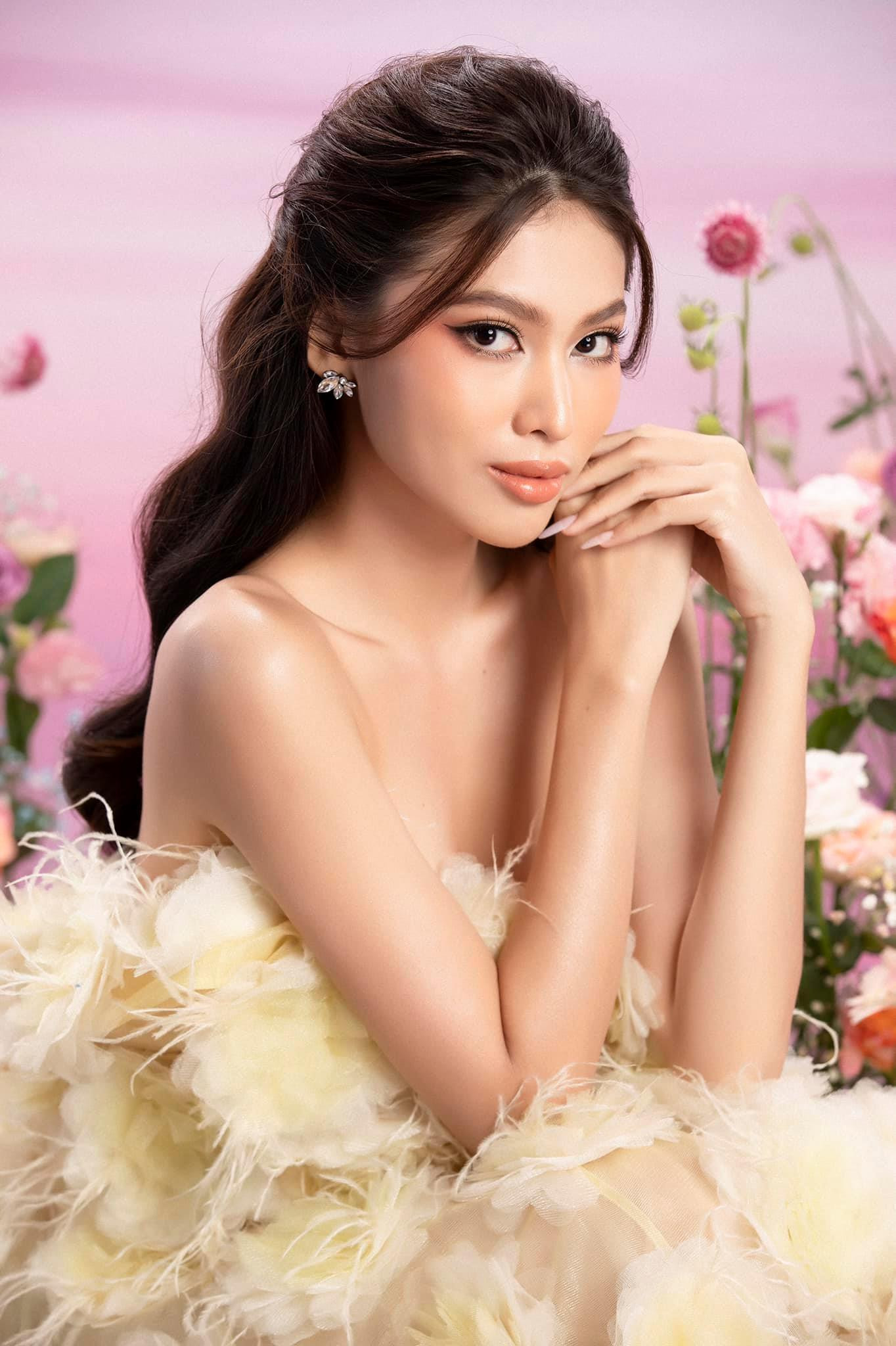 Diện bộ váy đính lông vũ màu vàng mơ màng, Ngọc Thảo khoe trọn bờ vai trần quyến rũ.