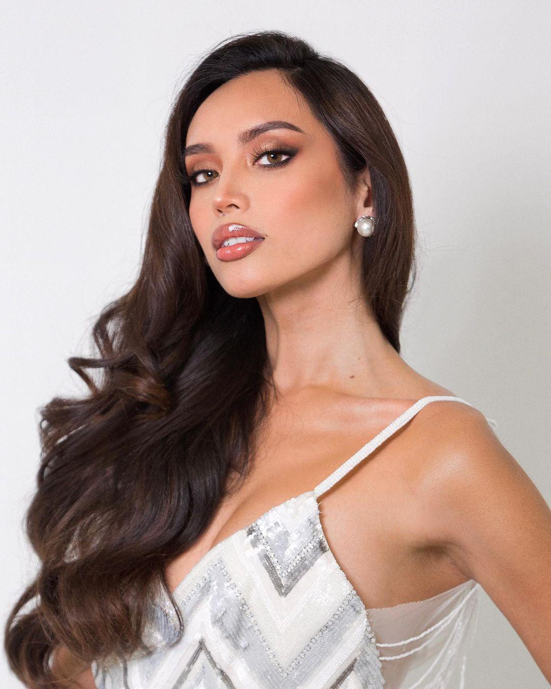 Cô được cộng đồng quan tâm sắc đẹp khen gương mặt hài hòa, đường nét mềm mại và nữ tính.