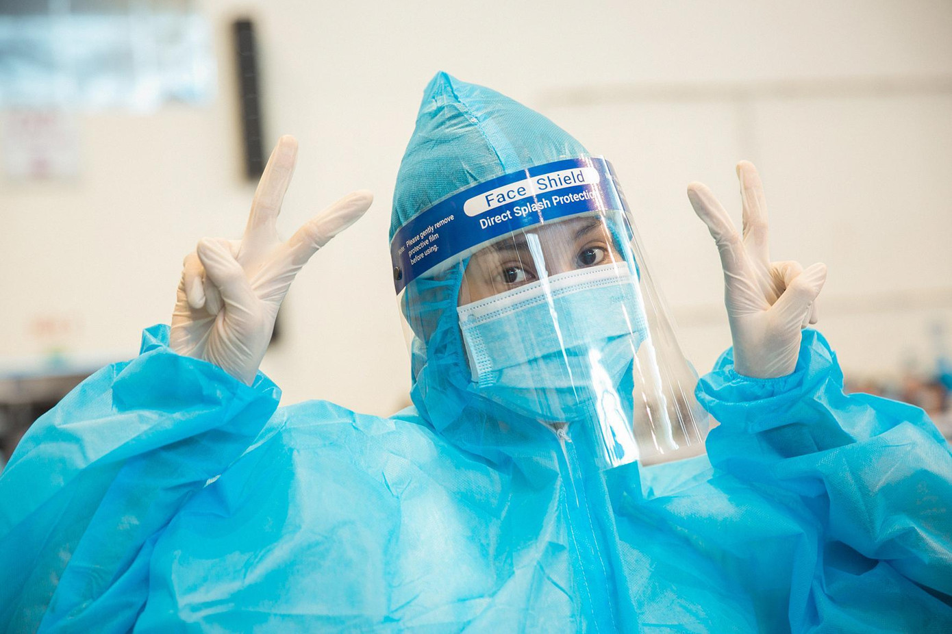 Hoa hậu Tiểu Vy tràn đầy nhiệt huyết khi mặc quần áo bảo hộ làm tình nguyện viên.