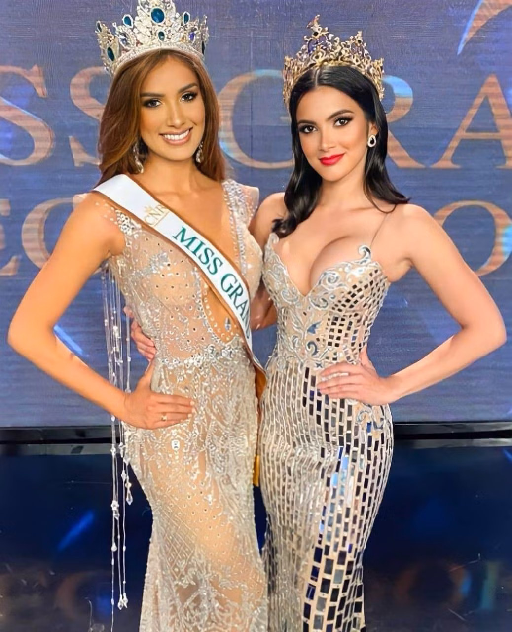 Trong đêm chung kết, Andrea Aguilera đã được Hoa hậu Hòa bình quốc tế 2018 người Ecuador - Clara Sosa tới chúc mừng.