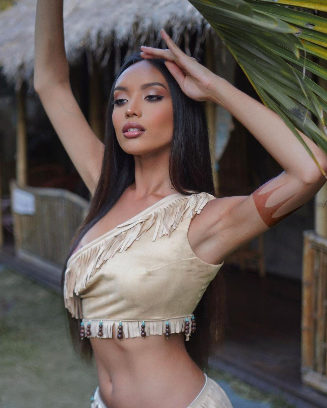 Người đẹp cũng theo đuổi phong cách thời trang gợi cảm và cá tính.