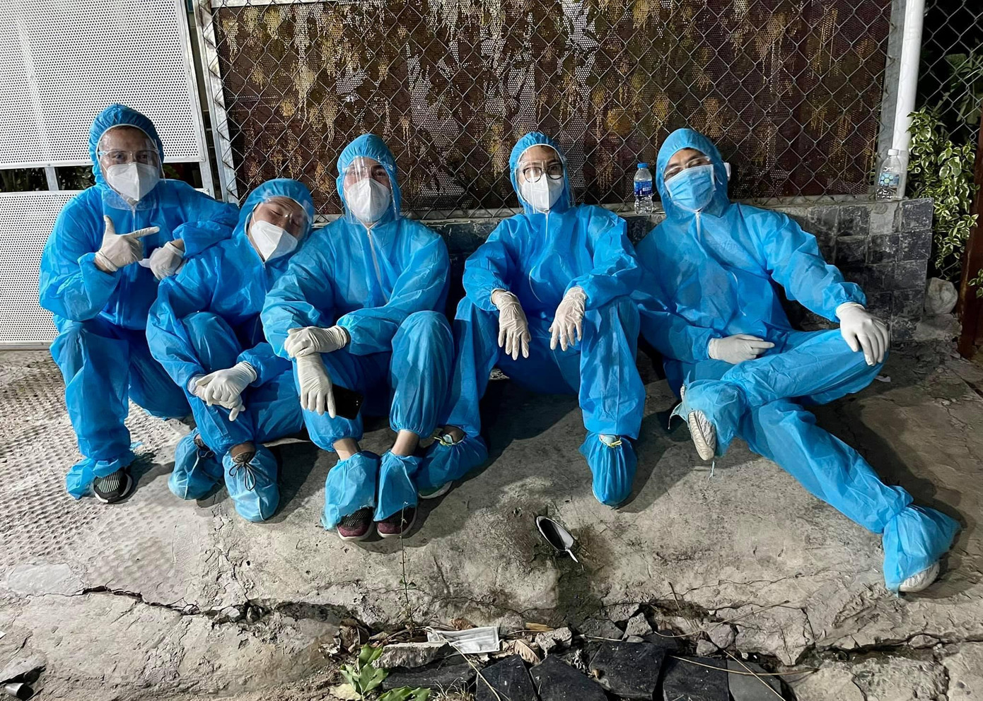 Á hậu Hoàng My cùng các nghệ sĩ tham gia làm tình nguyện viên hỗ trợ các bác sĩ tuyến đầu chống dịch COVID-19.