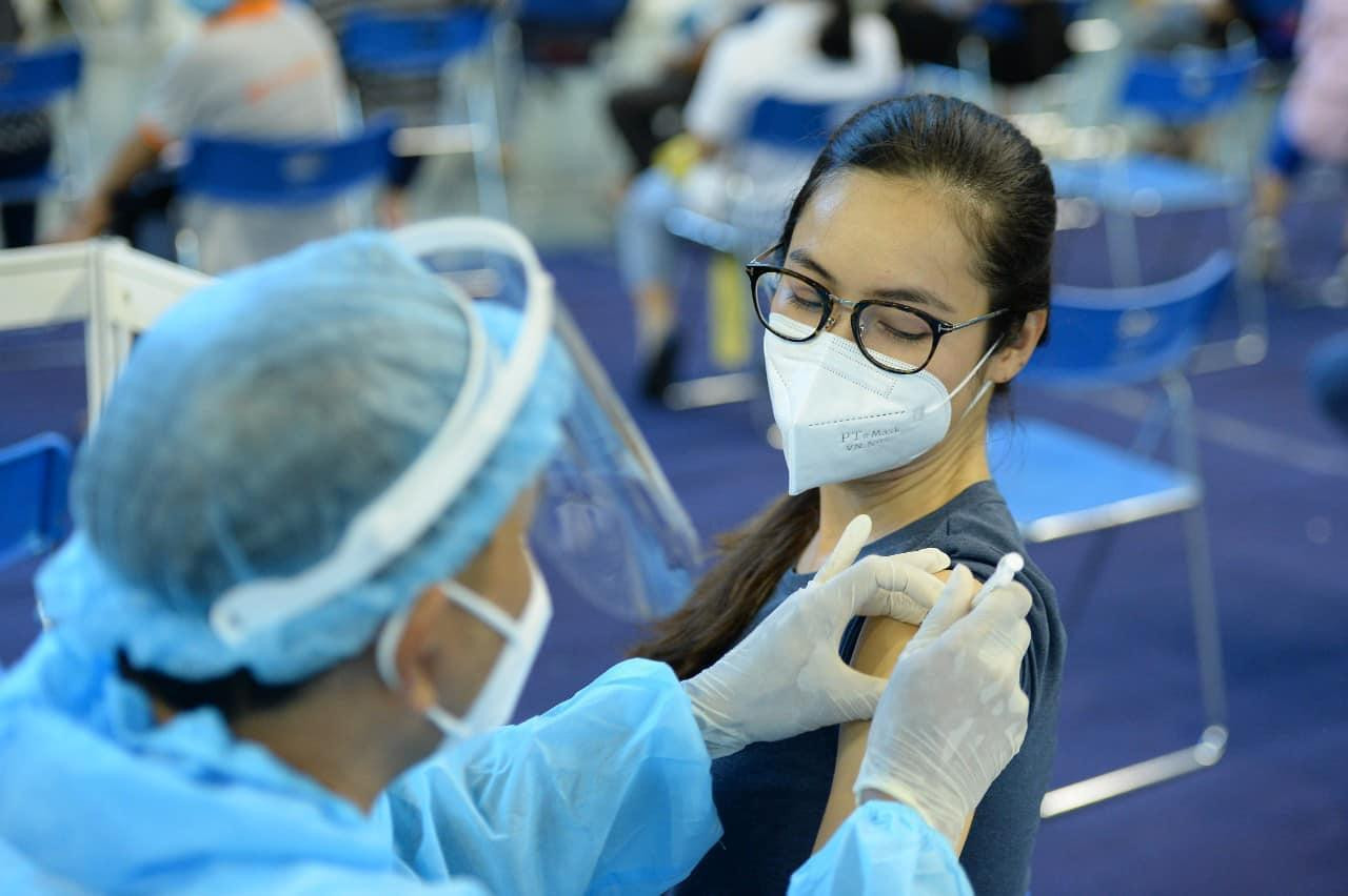 Cô cho biết sẽ update tình hình phản ứng phụ của cơ thể trên trang cá nhân.