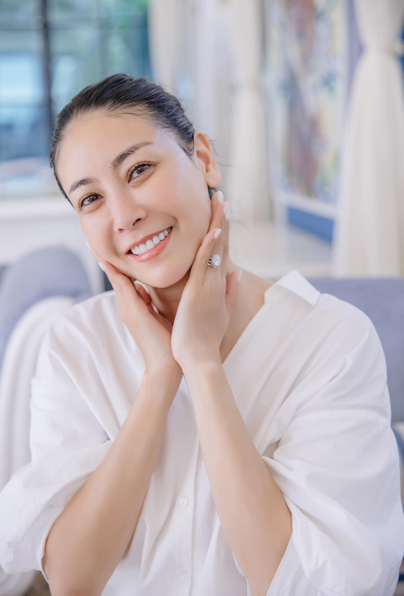 Hoa hậu Hà Kiều Anh tự tin khoe mặt mộc trẻ trung, căng bóng ở tuổi 45 khiến các fans ngưỡng mộ.