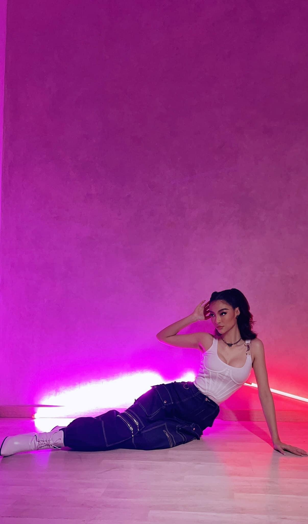 Á hậu Kiều Loan diện áo corset khoe trọn vòng một nóng bỏng.