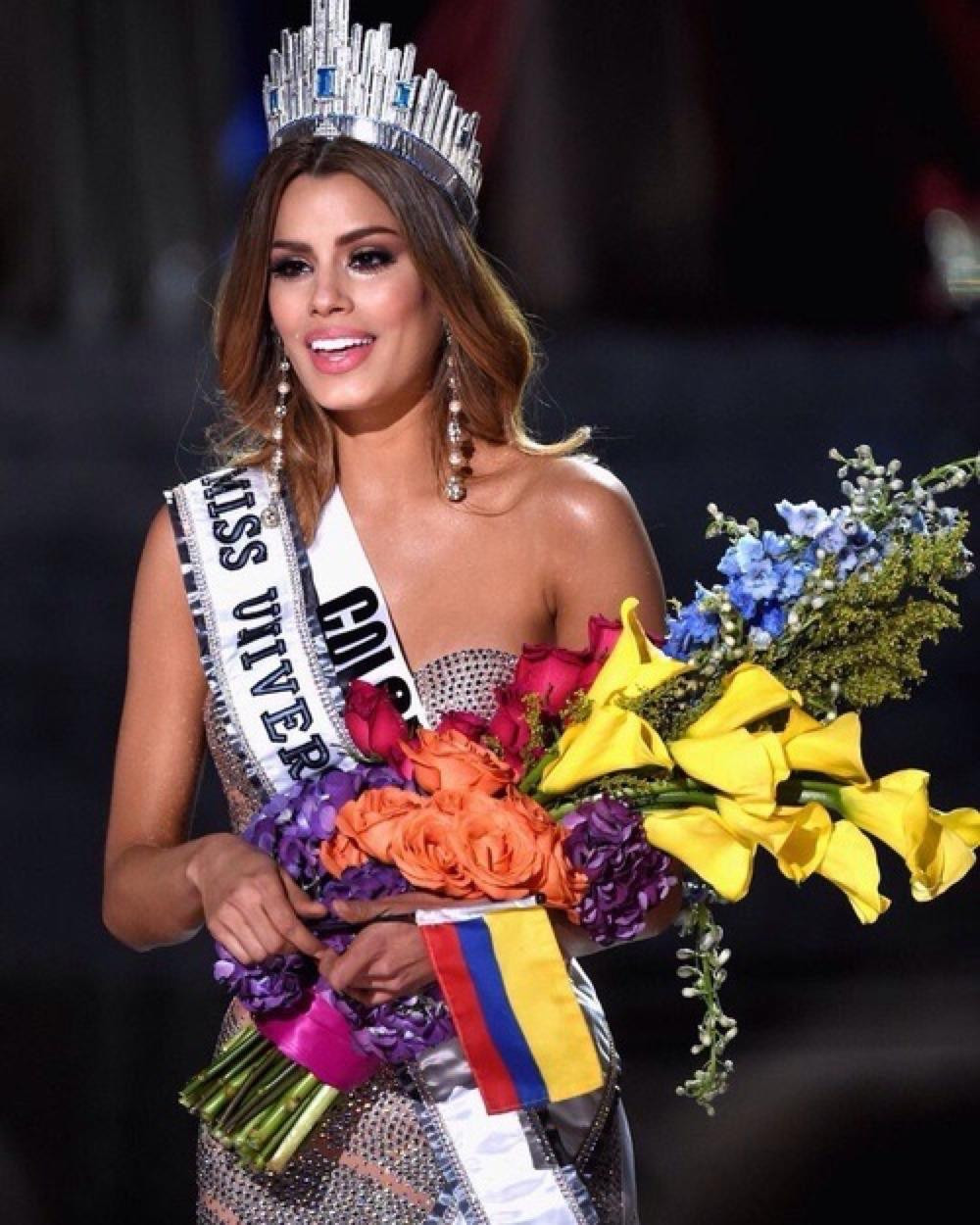 Ariadna Gutiérrez là đại diện Colombia tại cuộc thi Miss Universe 2015. Mỹ nhân sinh năm 1993 sở hữu chiều cao 1m78 và số đo ba vòng nóng bỏng 88-60-90, được đánh giá là ứng viên nổi bật nhất tại cuộc thi năm đó. Cô cũng trở nên nổi tiếng sau cuộc thi khi trở thành mỹ nhân đầu tiên trong lịch sử cuộc thi Miss Universe gặp sự cố trao nhầm vương miện.