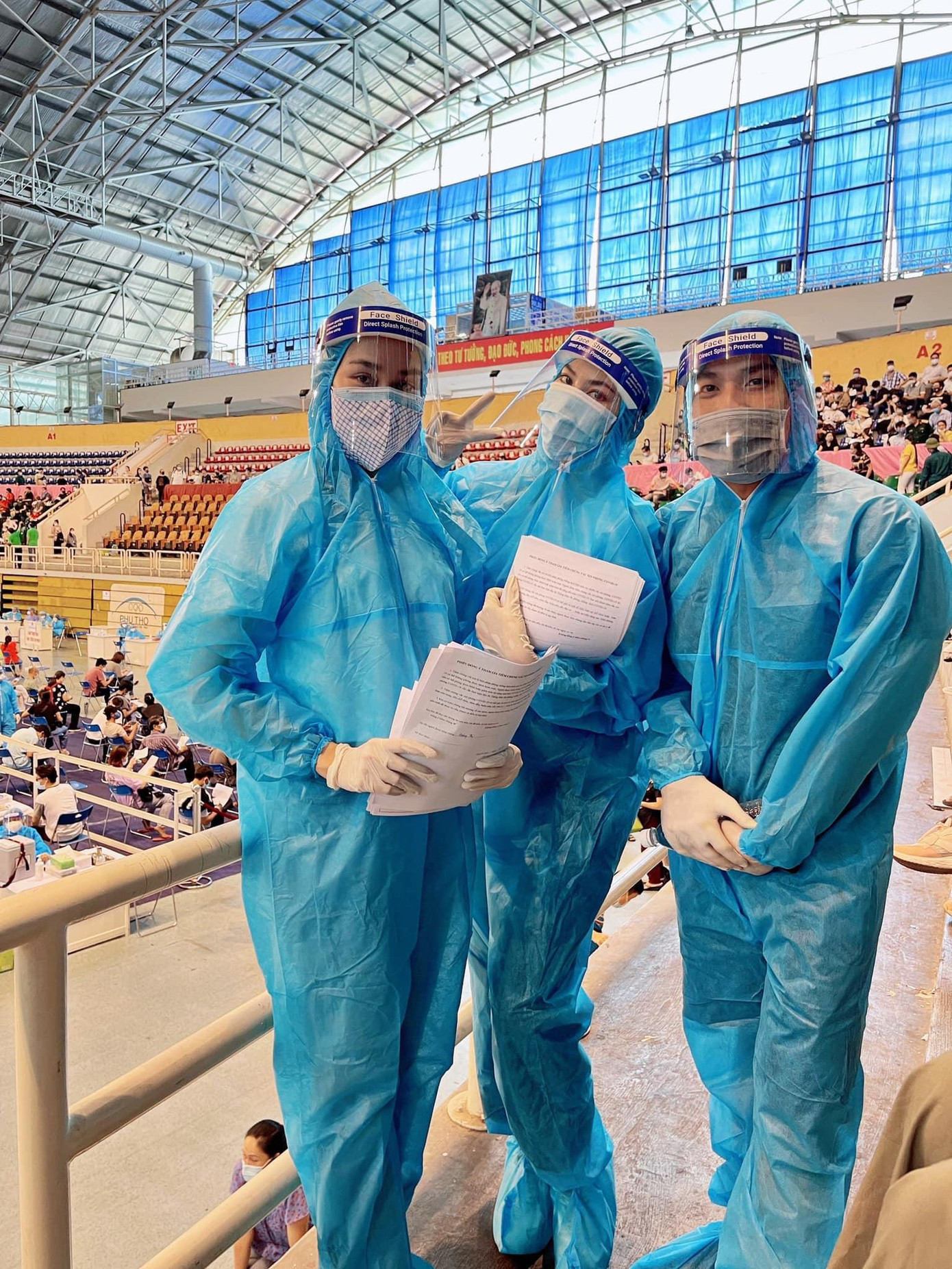 Các người đẹp tham gia công tác điều hướng những người tới tiêm vắc-xin.