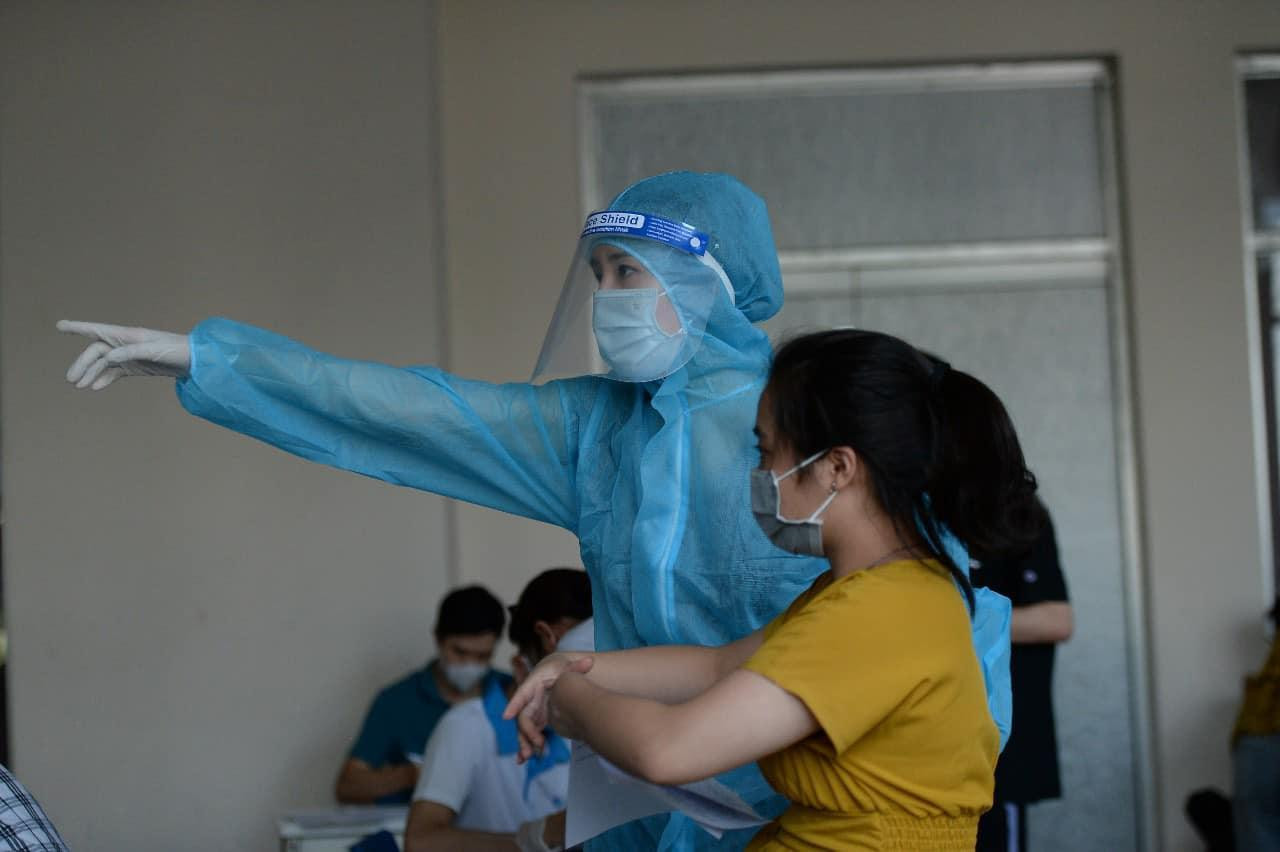 Khi có đông người đến mà thiếu ghế thì nàng Hậu cũng nhanh chóng đi lấy ghế để người dân tiêm phòng có chỗ ngồi ổn định chờ vào tiêm phòng.