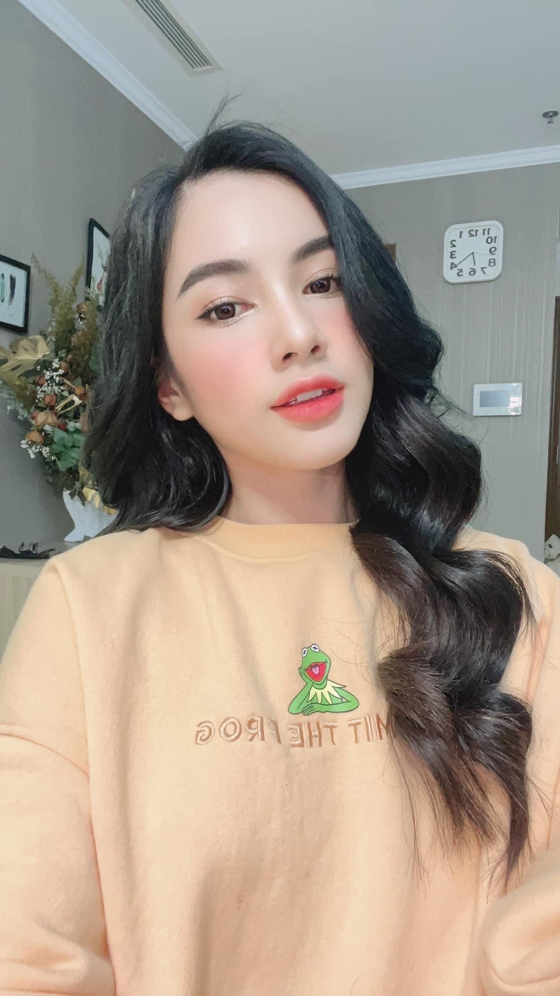 Người đẹp Cẩm Đan xinh đẹp, duyên dáng dù ở nhà thực hiện cách ly.