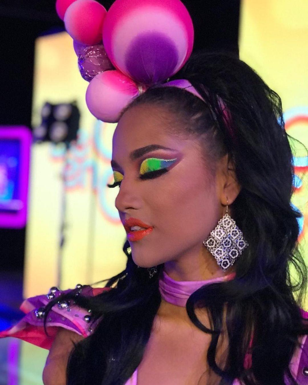 Mặc dù thiếu hai tay và chân trái nhưng Victoria sở hữu gương mặt rất xinh đẹp và ấn tượng. Cô cũng thử nghiệm nhiều phong cách trang điểm khác nhau và nhận những phản ứng tích cực từ các fans.