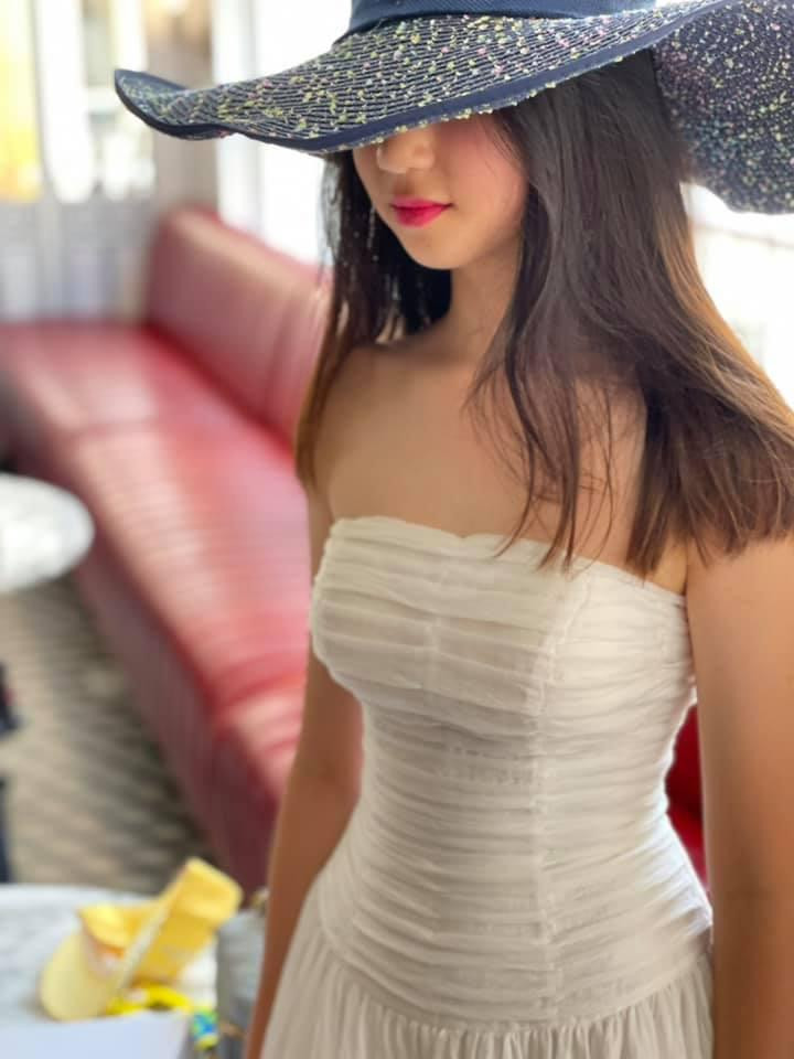 Khánh Linh sở hữu chiều cao 1m60 và có nhan sắc xinh đẹp. Khánh Linh sở hữu chiều cao 1m60 và có nhan sắc xinh đẹp.