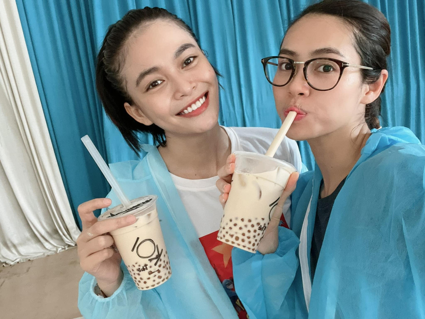 Hoàng My và Mâu Thuỷ vui vẻ thưởng thức trà sữa trong lúc giải lao giữa giờ.