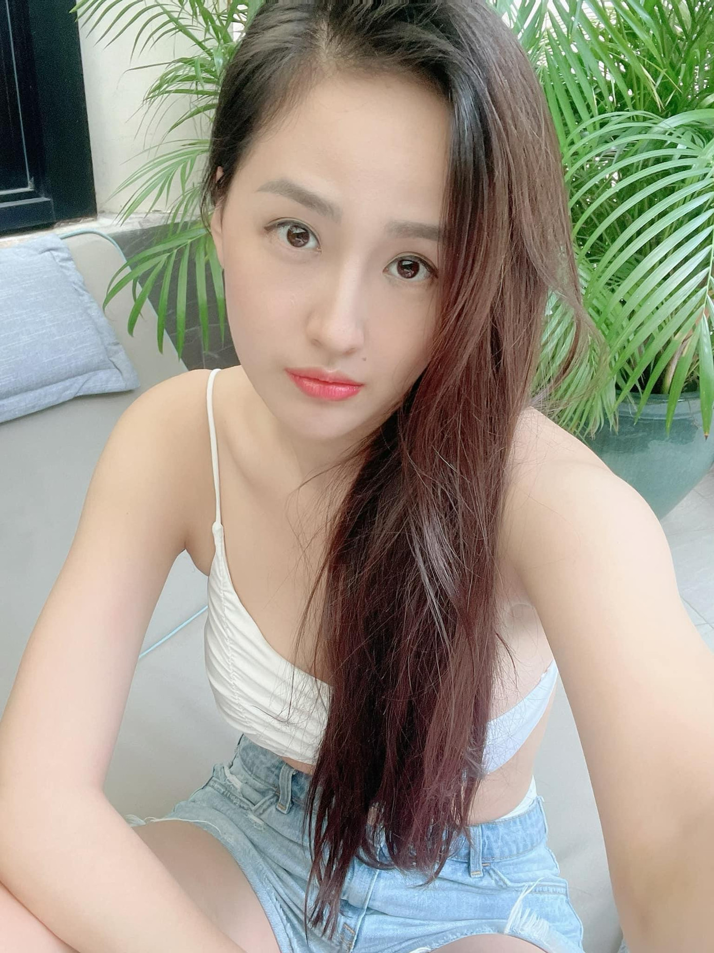 Hoa hậu Mai Phương Thuý diện áo cop-top khoe trọn vòng eo quyến rũ.