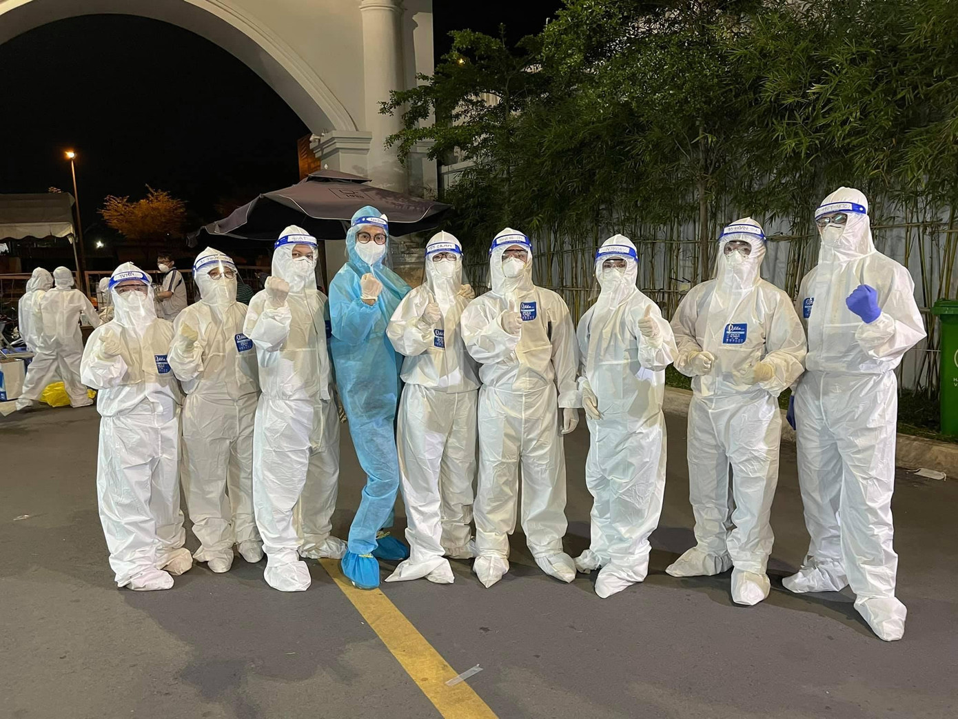 Hoàng My tham gia làm tình nguyện viên cùng các nghệ sĩ TP. HCM. Hoàng My tham gia làm tình nguyện viên cùng các nghệ sĩ TP. HCM.