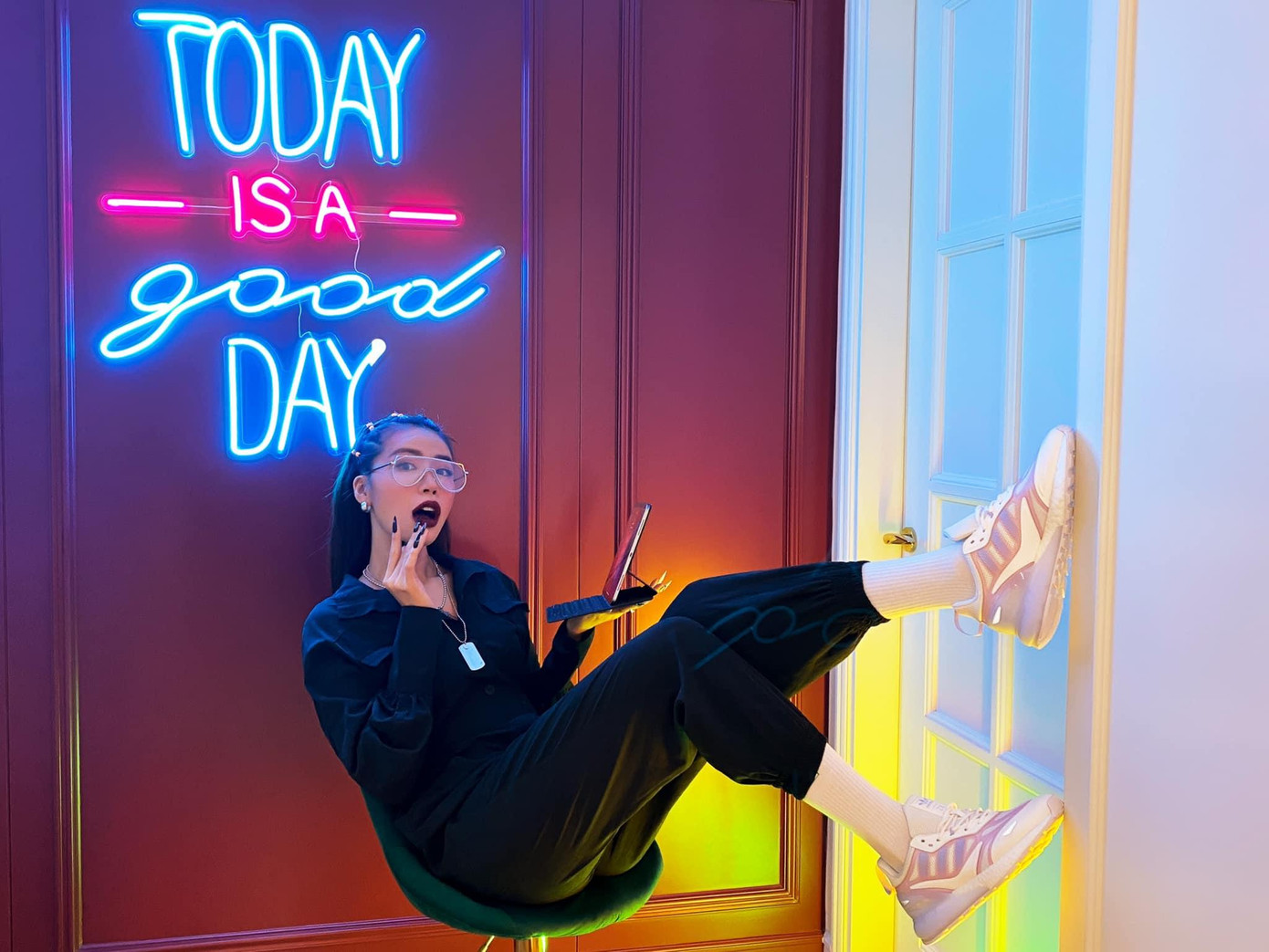 Minh Tú luôn hút hồn fans với những set đồ đầy cá tính và thời trang.