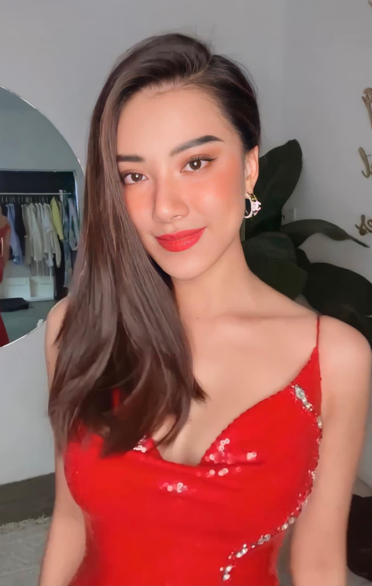 Á hậu Kim Duyên diện váy sequin màu đỏ lấp lánh, khoe vòng một quyến rũ.